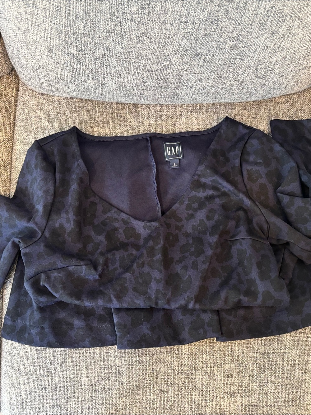 GAP Women's Black Subtle Animal-Print Long Sleeve V-Neck Top